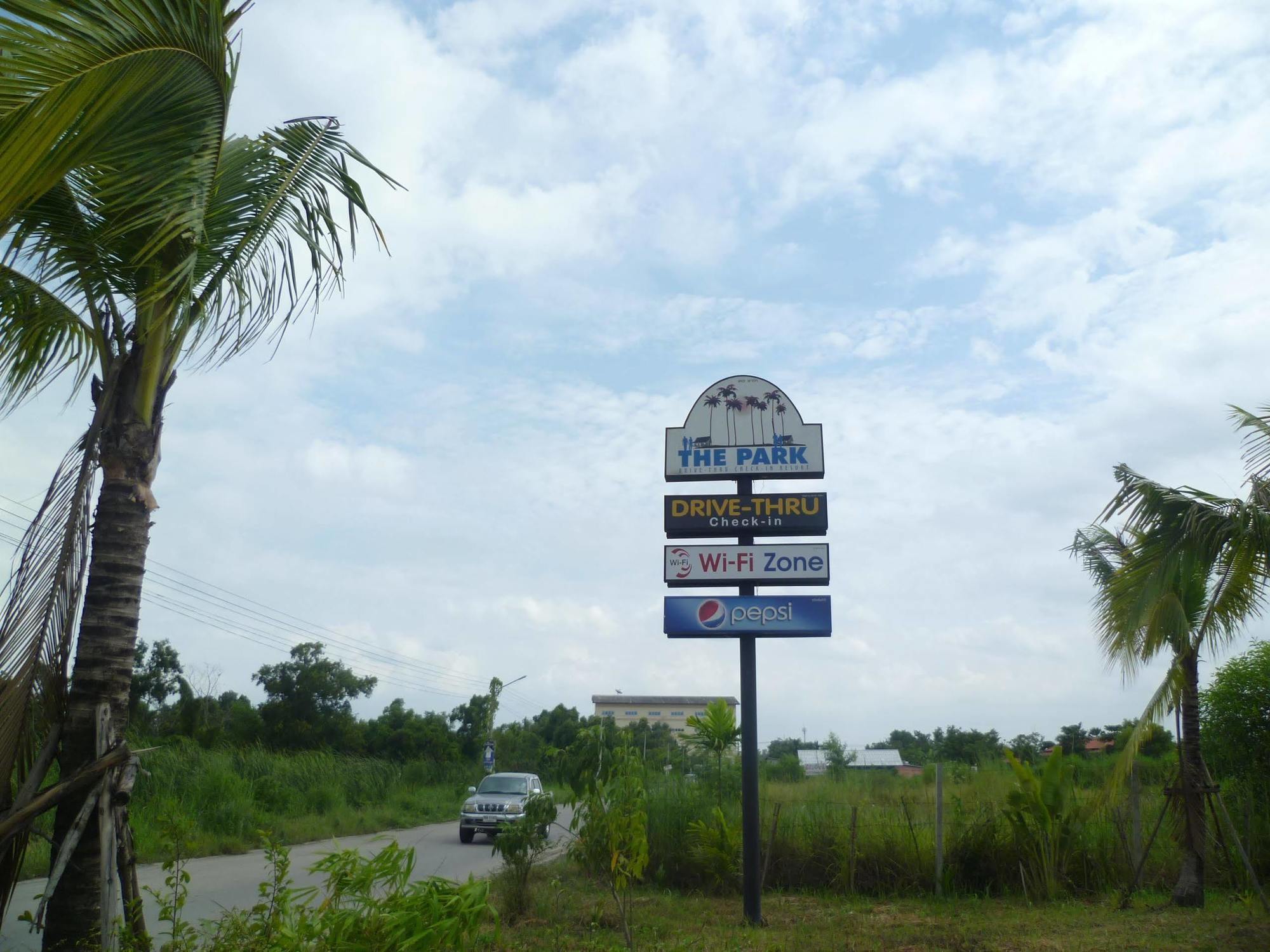 The Park Drive-Thru Check-In Resort Bangkok Exterior foto